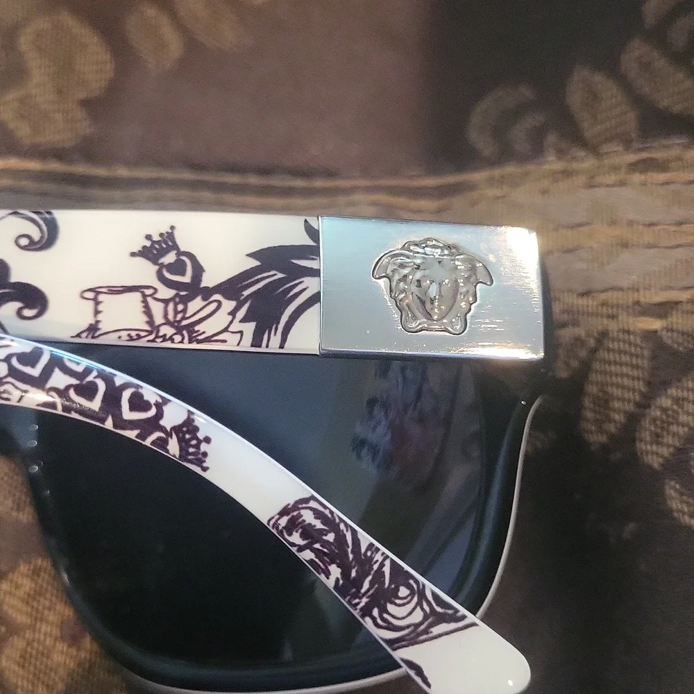Versace New  Limited Edition Black and White Sunglasses with Classic Frame Xo